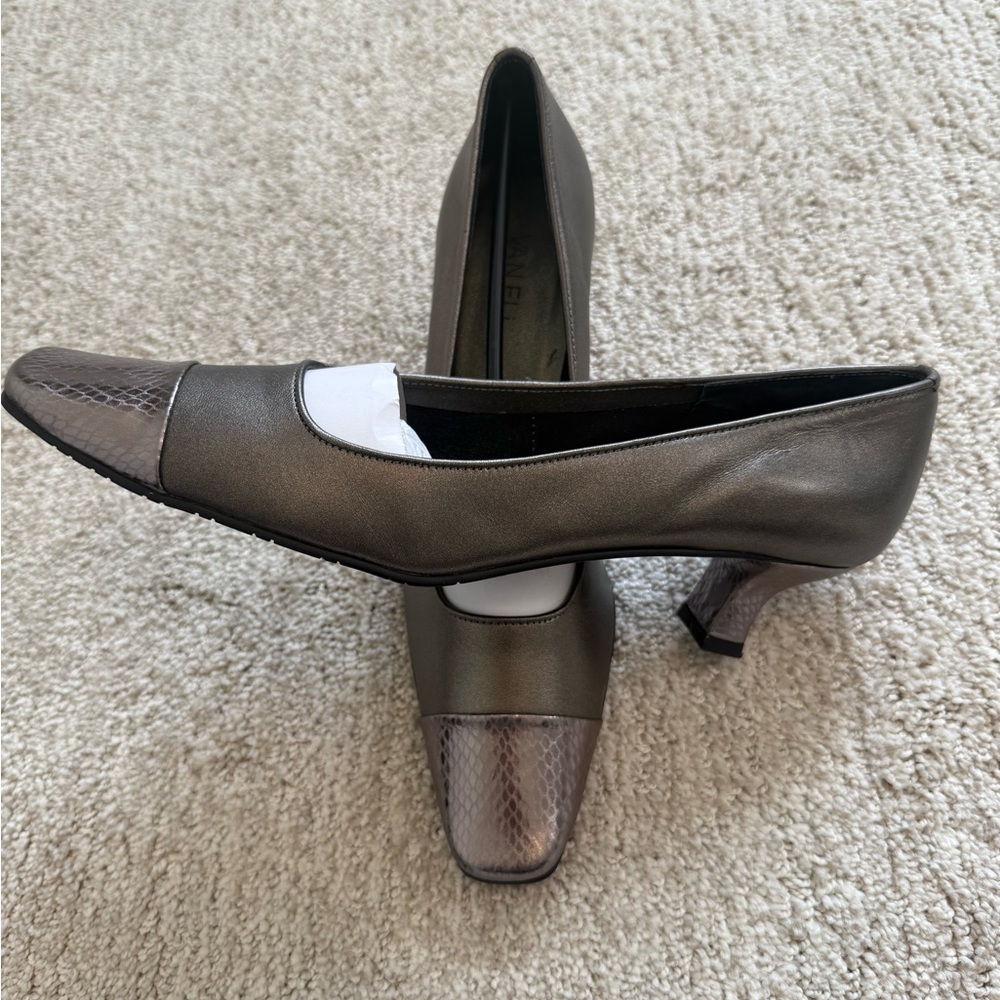 VANELI SERENE Cap-Toe Block-Heel Pumps – Pewter Metallic‎ / Snakeskin 8N